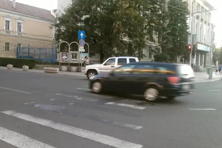 A staţionat pe TRECEREA DE PIETONI, pentru că "ÎŞI PEMITE" FOTO