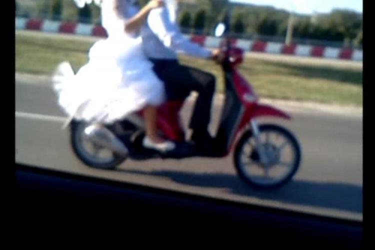 A furat mireasa cu scuterul de la nuntă și a plimbat-o prin Florești VIDEO