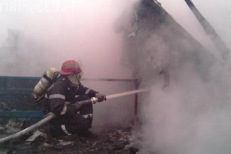 INCENDIU: Un bărbat a murit carbonizat după ce casa i-a luat foc