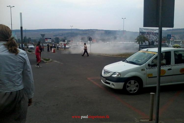 BMW în flăcări, în zona Polus - FOTO