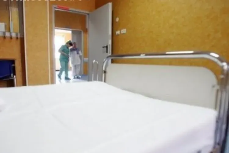 Caz special la BAC: Un tânăr din Baia de Arieş, internat la Cluj susţine proba la biologie în spital cu tendoanele de la o mână secţionate