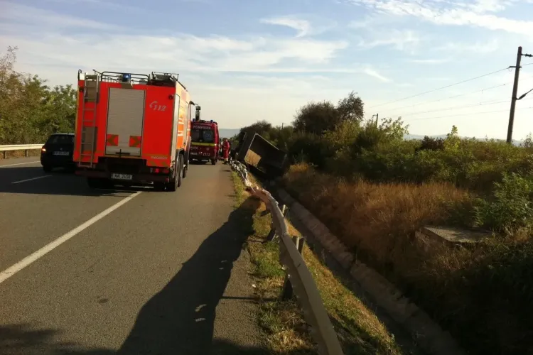 ACCIDENT la JUCU: Un bărbat şi un copil, răniţi după ce autobasculanta în care se aflau S-A RĂSTURNAT - FOTO VIDEO