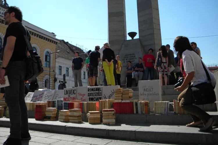 Protest în faţa sediilor PDL şi USL. Politicienii, "blocaţi" de un ZID de cărţi! FOTO/VIDEO