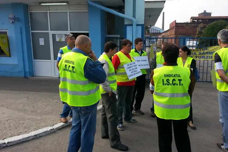 Angajaţii de la Mechel, SPERIAŢI că vor fi trecuţi pe listele de şomaj: DOAR 11 oameni au ieşit la protest! FOTO