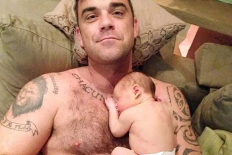 Robbie William a postat prima fotografie cu fiica lui pe Twitter