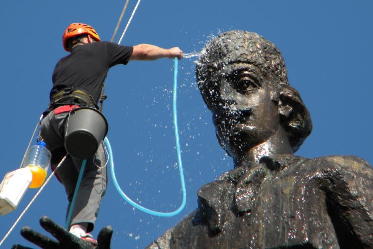 Statuia lui Avram Iancu este spălată de un alpinist FOTO SPECTACULOASE - VIDEO