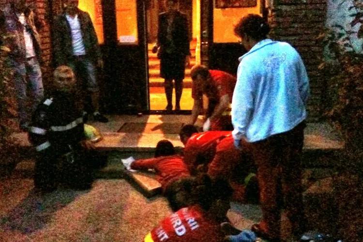 SALVATORII de la SMURD Cluj! O fetiță de 14 ani a rămas cu mâna prinsă sub treapta de beton a unui bloc din Mănăștur - FOTO