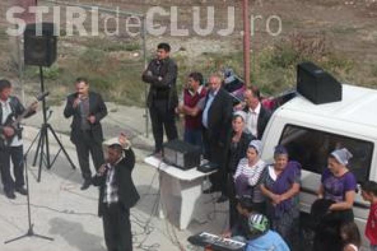 Membrii unui cult religios țin concerte lângă blocurile din Turda VIDEO  