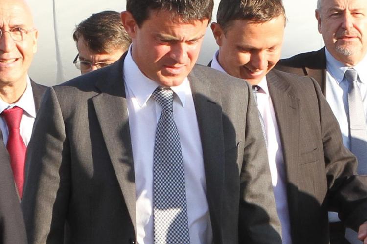 Ministrul francez de Interne a avut un ȘOC la Câmpia Turzii. A intrat într-o casă în care trăiesc cu 26 de romi