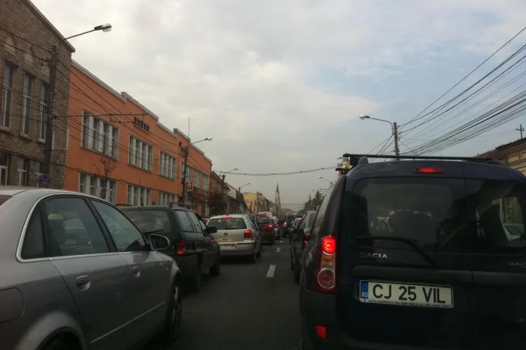 Bulevardul 21 Decembrie 1989 este blocat. Poliția, luată pe nepregătite de începerea SCOLII - FOTO