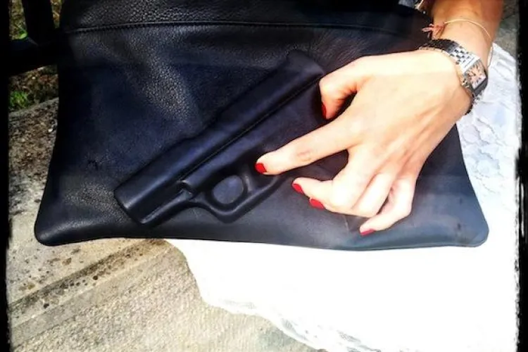 Laura Cosoi poartă o poșetă cu PISTOL! Ai plăti 200 de euro pentru ea? - FOTO