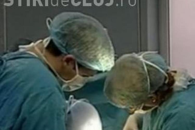 Un băiat, cu o tumoră care i-a acoperit jumătate din față, este operat la Cluj