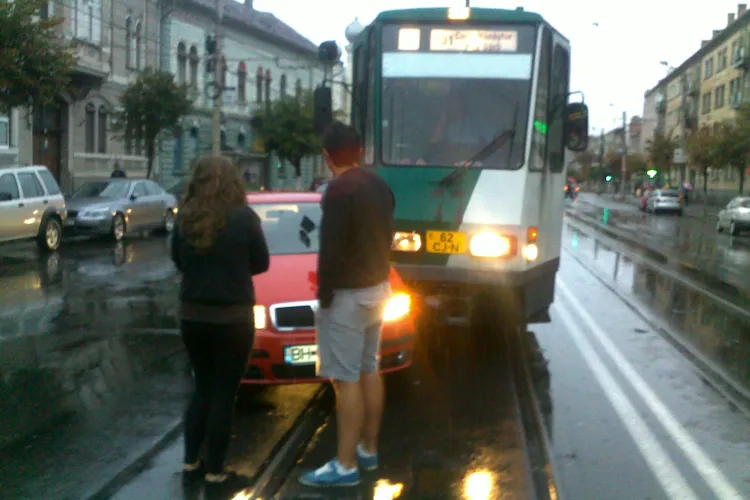 Accident pe strada Horea! Un tramvai a lovit un autoturism Skoda - FOTO