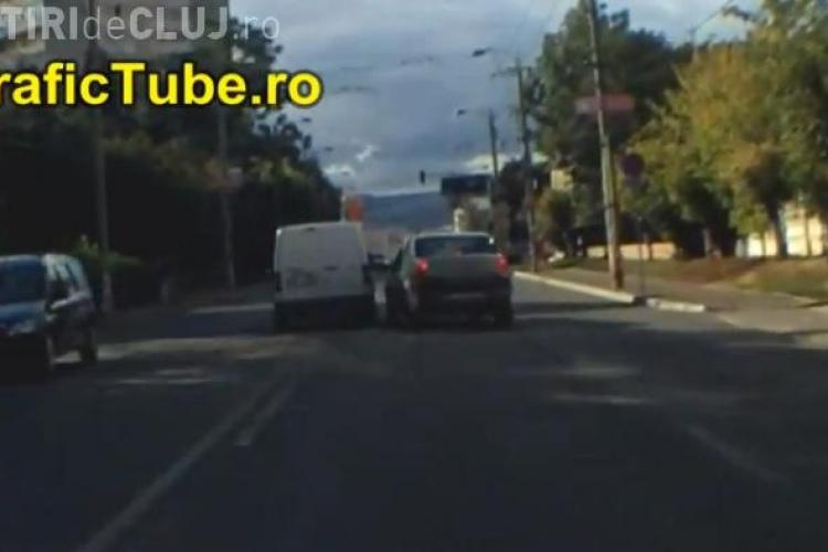 La un pas de accident pe strada Teodor Mihali. Scena a fost filmată și pare desprinsă dintr-un film cu șoferi PROȘTI - VIDEO
