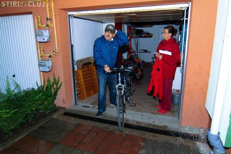 Horea Uioreanu a mers pe ploaie cu bicicleta la Consiliul Județean Cluj - FOTO