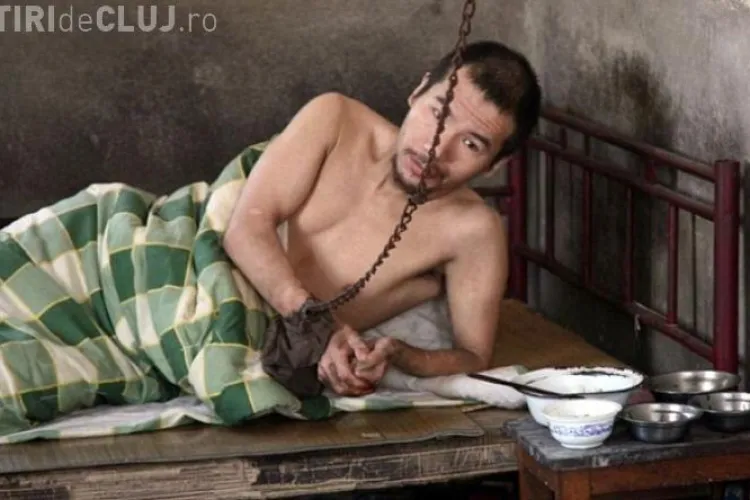 O chinezoaică îşi ţine copilul în lanţuri de 21 de ani