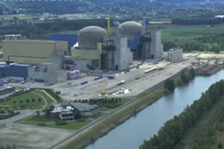 Patru români prinși la furat metale de la o centrală nucleară din Franţa  