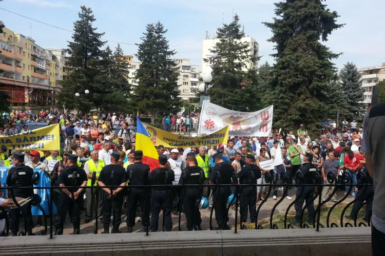 Protest al muncitorilor de la Mechel Câmpia Turzii! Mai sunt 800 de oameni în fabrică, dar la miting au participat 350   