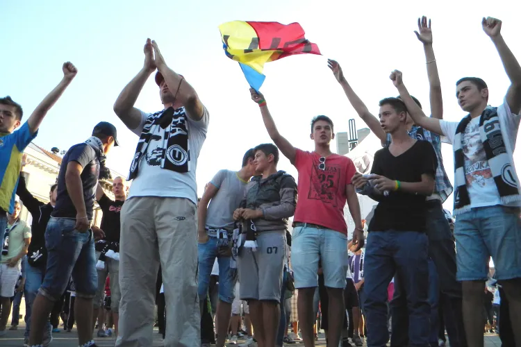 Suporterii FC Dinamo Bucureşti au ajuns la poliţie după ce au aruncat cu fumigene spre jandarmi!