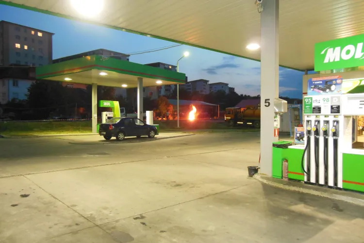 Foc de tabără lângă benzinăria MOL de pe Calea Turzii - FOTO