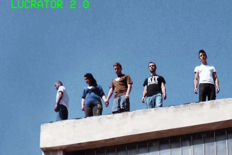 Şase tineri şomeri se aruncă de pe fabrica de pensule. Spectacol LUCRĂTOR 2.0 are premiera în 30 septembrie