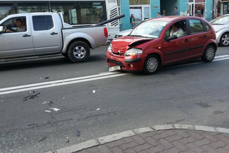 Accident pe Memorandumului! Două mașini, avariate serios - FOTO