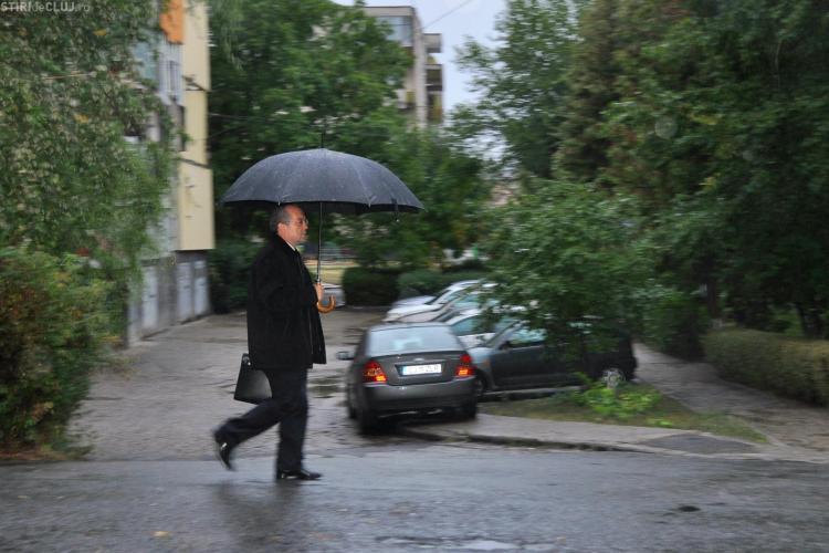 Emil Boc a mers pe jos la Primăria Cluj-Napoca, sprijinind mobilitatea - FOTO