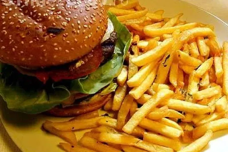 Atmosfera, poluată mai tare de un hamburger decât de un camion