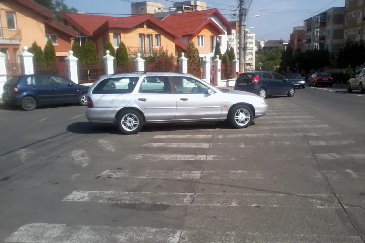 Parcare pe trecere de pietoni pe strada Inău - FOTO  