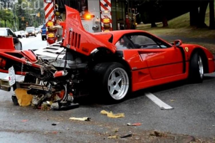 Un șofer a făcut praf un Ferrari F40, după ce a lovit un stâlp - VIDEO