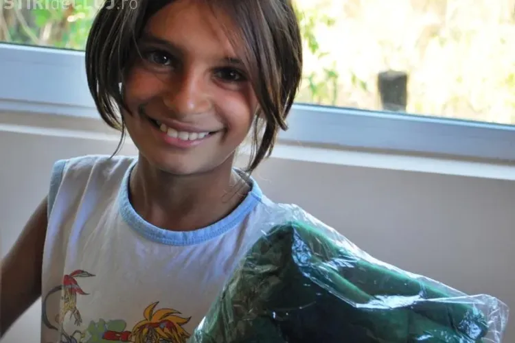 World Vision a dus rechizite copiilor de romi din Năoiu, comuna Cămărașu