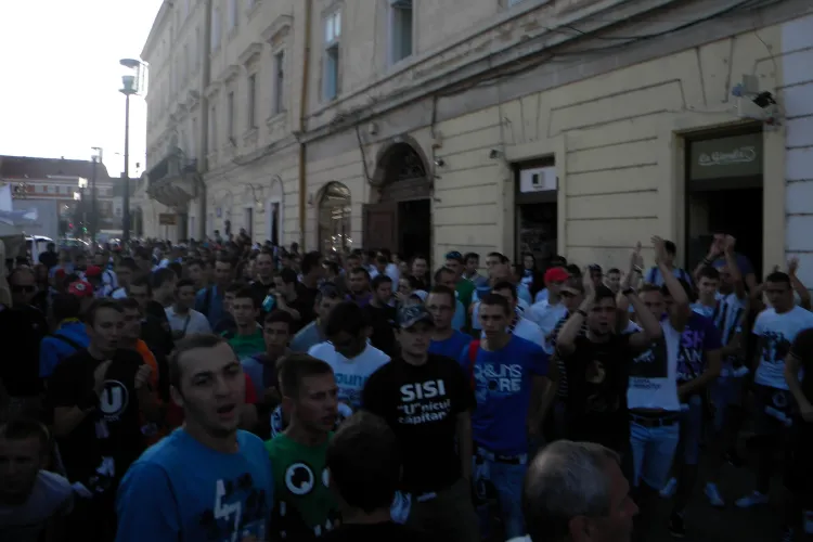 Suporteri U Cluj au spart halbe pe Eroilor și au aruncat cu fumigene și petarde după jandarmi