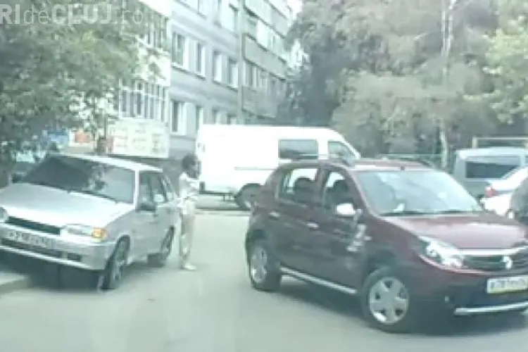 E greu să parchezi un Sandero! O șoferiță şi-a strivit prietena care o ajuta să parcheze VIDEO