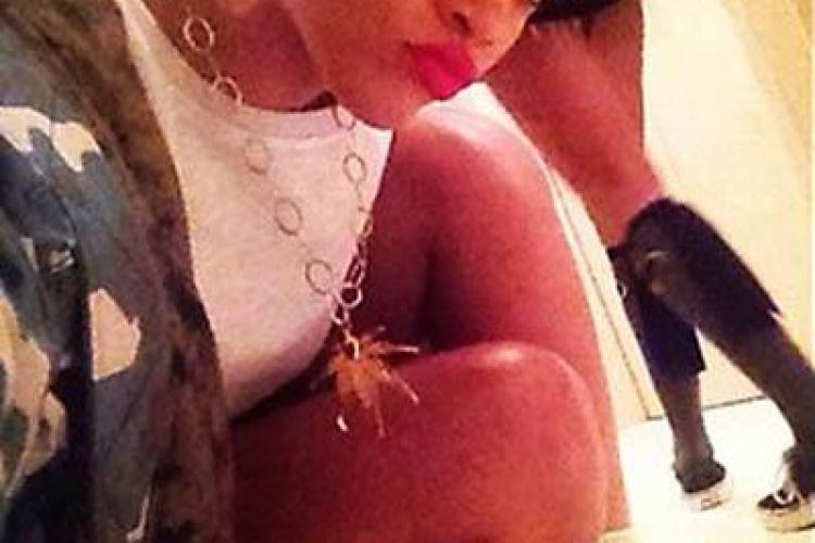 Rihanna se pozează în toaletele cluburilor de striptease: "Aşa mă distrez eu"