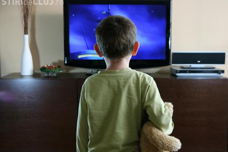 Telvizorul dăunează copiilor sub 3 ani. Vezi care sunt motivele