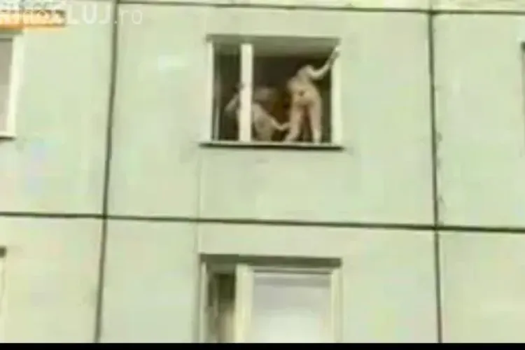Au făcut show erotic de la fereastra blocului. Un trecător a filmat totul - VIDEO