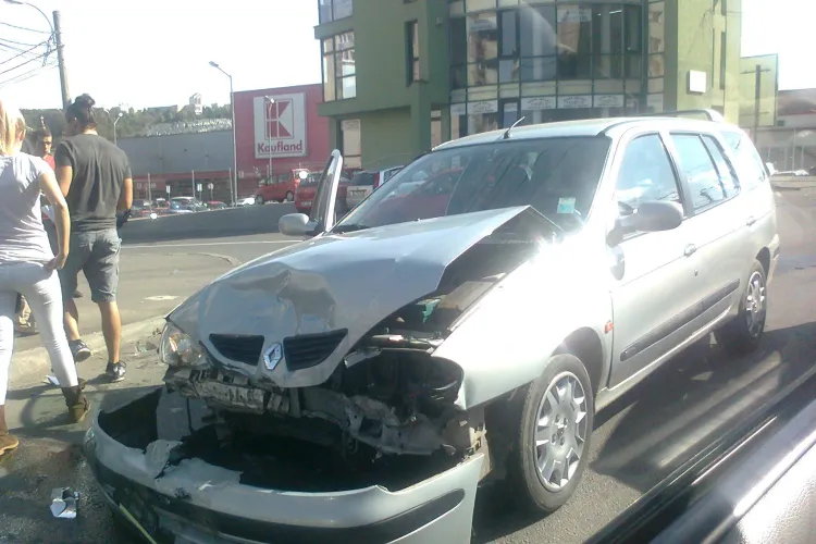 Accident pe strada Câmpului! Două mașini au fost avariate - FOTO