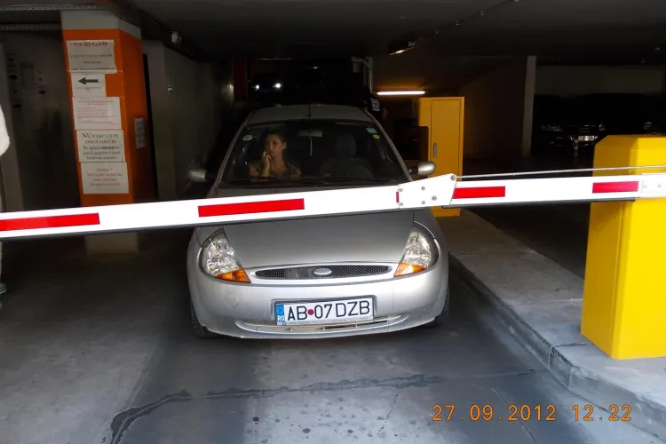 TUPEU și NESIMȚIRE! A blocat parkingul de pe Moților și s-a dus la bancomat să scoată bani - FOTO  