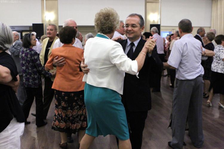 Emil Boc a DANSAT pe rupte la petrecerea pensionarilor, chiar și cu două partenere o dată - FOTO