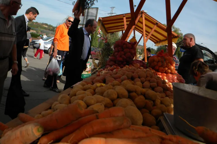 Emil Boc la Ziua Recoltei. Și-a cumpărat morcovi, miere de albine și a primit o traistă - VIDEO și FOTO