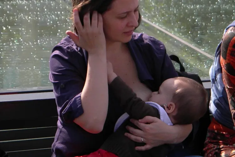 Mămicile din Cluj și-au alăptat copiii în Piața Unirii, sâmbătă dimineața - VIDEO