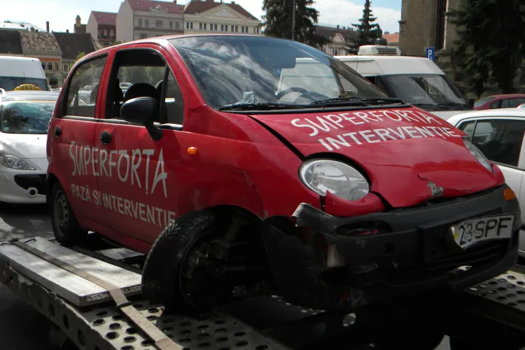 Accident în Piața Unirii lângă KFC! Un Matiz de la Superforța s-a înfipt într-un copac - FOTO