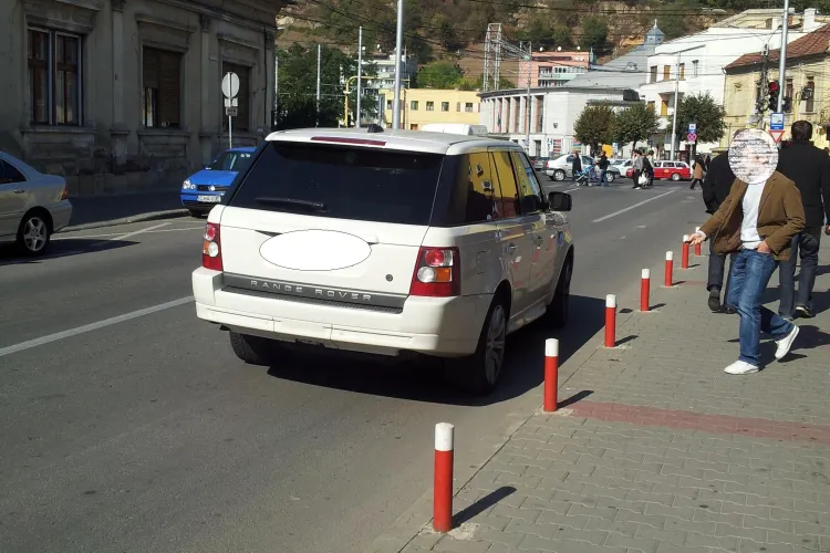 Un șmecher cu 4x4 și-a lăsat mașina pe Emil Isac pentru a intra la un magazin - FOTO