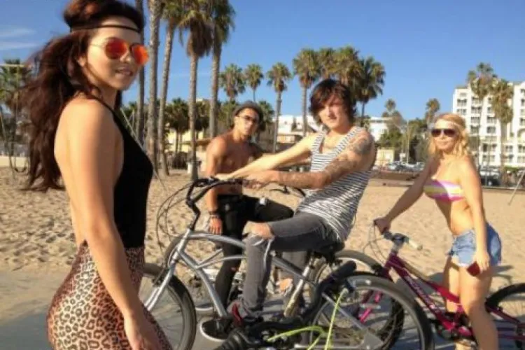 INNA încinge Facebook -ul cu un set de poze sexy - FOTO