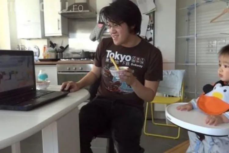 Videoclipul zilei. Copilul nu mănâncă decât pe melodia ”Gangnam Style” VIDEO