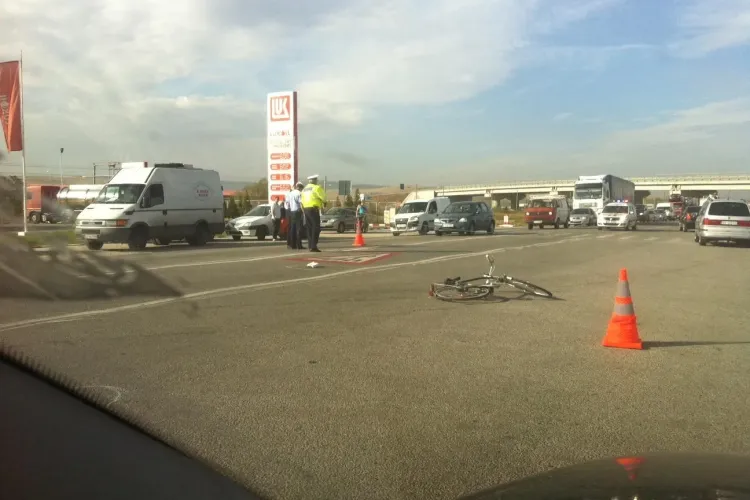 Biciclist spulberat de un autoturism la intrare în comuna Apahida - FOTO