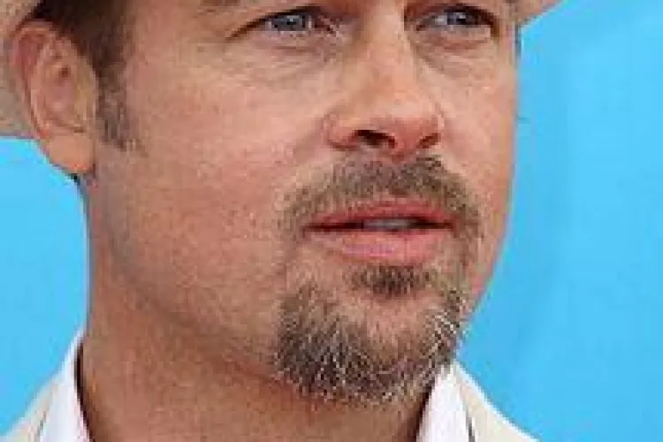 Brad Pitt în ipostaze inedite pentru un pictorial FOTO