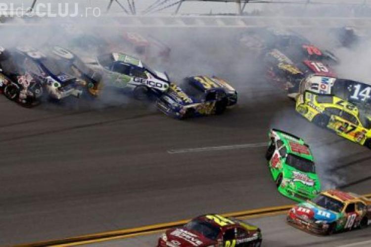 Accident cu 25 de bolizi NASCAR - VIDEO