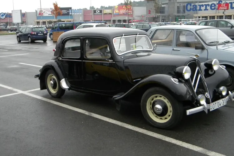 Parada mașinilor de epoca revine la Cluj-Napoca în acest weekend. Organizatorii aduc 40 de autoturisme din anii '30, '40 și '50.  