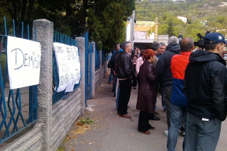 Protest la TVR Cluj împotriva DISPONIBILIZĂRILOR. Angajații au ieșit în fața instituției - UPDATE